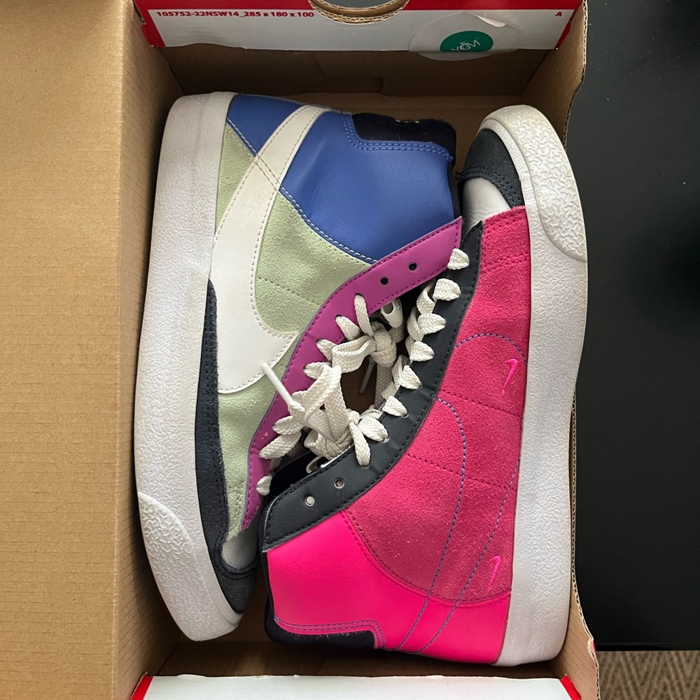 Nike Pink and Blue Sneakers Vibrant High-Top Design